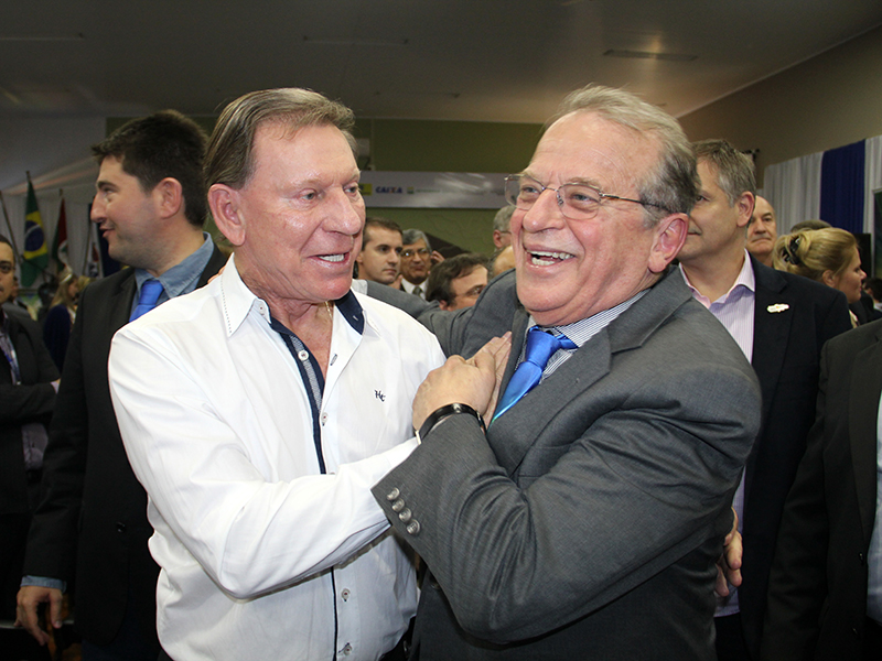 EXECUTIVO E LEGISLATIVO PRESTIGIAM ABERTURA DA 20ª FENASOJA